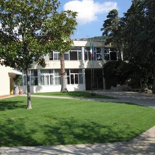 Adeguamenti alle normative di sicurezza: affidati i lavori per la scuola di Borgio
