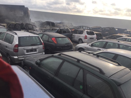 Grande incendio al Porto di Savona: l'acqua sale e le batterie delle auto esplodono (FOTO e VIDEO)