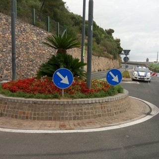 Cede l'impianto frenante: gru "impazzita" nel Castello Borelli di Capo Santo Spirito. Aurelia chiusa al traffico Cede l'impianto frenante: gru "impazzita" nel Castello Borelli di Capo Santo Spirito. Aurelia chiusa al traffico
