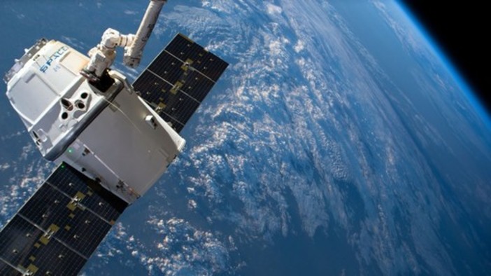 Un satellite Spacelink (dalla pagina Facebook di SpaceX)