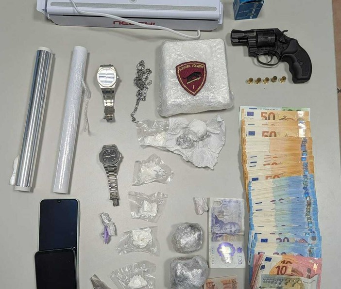 Fermato con 4.600 euro e cocaina: in casa quasi un chilo di droga, arrestato un 29enne Fermato con 4.600 euro e cocaina: in casa quasi un chilo di droga, arrestato un 29enne
