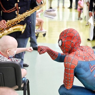 Spiderman contro la sofferenza dei bimbi, Mattia Villardita: "Nella mia infanzia tante operazioni, ero paziente del Gaslini. Adesso la mia vittoria è il sorriso dei più piccoli"