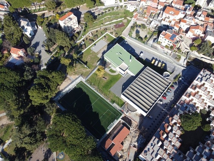 In copertina il sito dove si trovano attualmente le scuole medie. In allegato le elementari "Pertini" in costruzione nel 1959 e ora