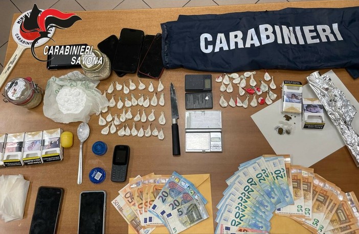 Cocaina nascosta nei pacchetti di sigarette, lo scambio sospetto in strada fa scattare il controllo: in due ai domiciliari