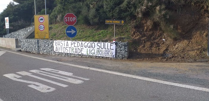 Lo striscione apparso nei pressi del casello autostradale di Celle Ligure