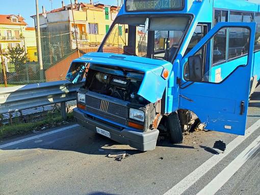 Macchina contro bus alla rotonda di Bastia d'Albenga: traffico paralizzato Macchina contro bus alla rotonda di Bastia d'Albenga: traffico paralizzato