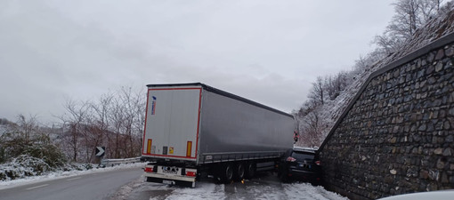 Neve in Val Bormida, due mezzi pesanti in avaria sul Cadibona: traffico ripristinato
