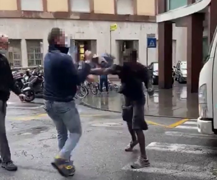Savona, in escandescenza si scaglia contro gli agenti di polizia e ne ferisce uno