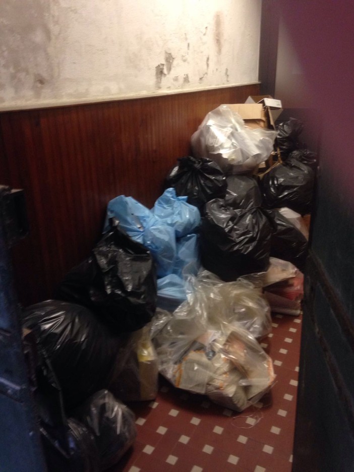 Sacchi della spazzatura accatastati nell'ingresso del Comune di Finale, Viassolo: "Complimenti a chi occupa del decoro della città" Sacchi della spazzatura accatastati nell'ingresso del Comune di Finale, Viassolo: "Complimenti a chi occupa del decoro della città"