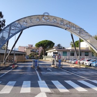 Pietra, scontro tra auto e moto sulla via Aurelia: un ferito al Santa Corona