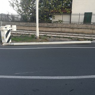 Moto abbatte una sbarra del passaggio a livello tra Loano e Pietra Ligure