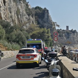 Restano bloccati tra gli scogli e le onde, bagnanti salvati al Castelletto di Finale (FOTO) Restano bloccati tra gli scogli e le onde, bagnanti salvati al Castelletto di Finale (FOTO)