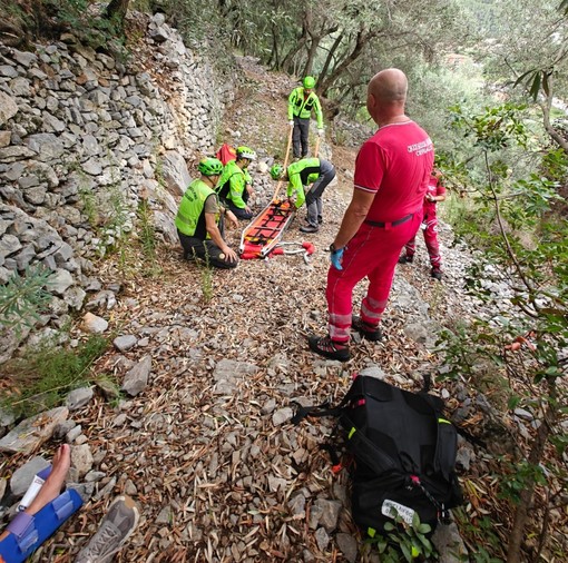 Cade durante un'escursione e si fa male ad una caviglia: soccorsa una donna sui sentieri di Toirano