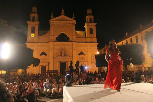 Pietra, torna a grande richiesta la Fashion Night Pietra, torna a grande richiesta la Fashion Night