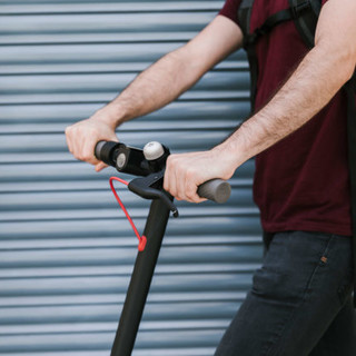 Vado,  la  "stretta" contro le biciclette e i monopattini elettrici:  scatta il divieto in centro, nel parco e nei giardini