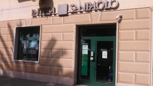 Cassa della Banca San Paolo di Finale, riapre lo sportello al pomeriggio: vince il malcontento dei clienti Cassa della Banca San Paolo di Finale, riapre lo sportello al pomeriggio: vince il malcontento dei clienti