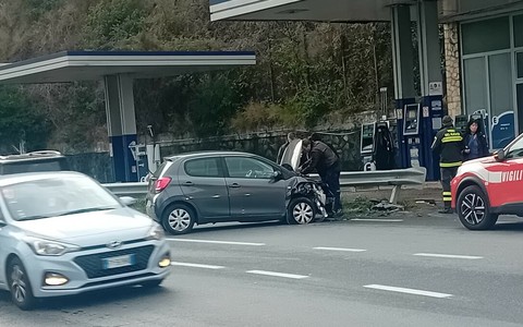 Schianto contro il guardrail in Aurelia tra Savona e Albissola: auto semi distrutta, nessun ferito