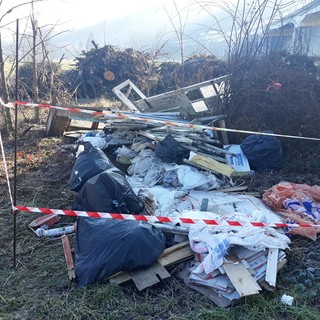 Carcare, spazzatura abbandonata in via San Giovanni: indagini in corso (FOTO)
