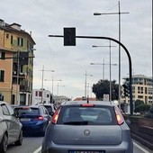 Savona, guasti continui ai semafori, molti sono vecchi ed è difficile trovare le schede