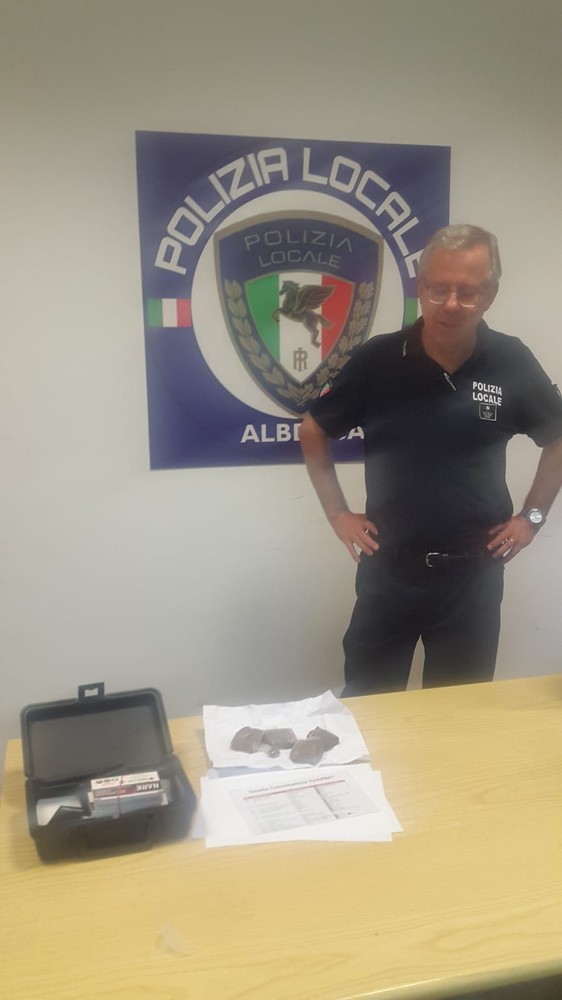 Albenga, la polizia municipale sequestra tre etti di hashish in piazza Europa