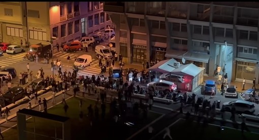 Savona, maxi rissa in Piazza Martiri: paura e disagi per i residenti Savona, maxi rissa in Piazza Martiri: paura e disagi per i residenti
