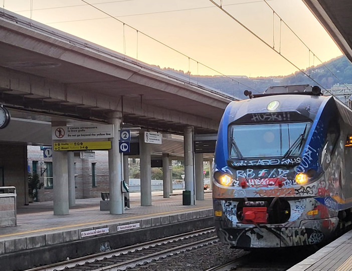Tuoni e lampi, il maltempo crea disagi: circolazione ferroviaria sospesa a Ponente Tuoni e lampi, il maltempo crea disagi: circolazione ferroviaria sospesa a Ponente