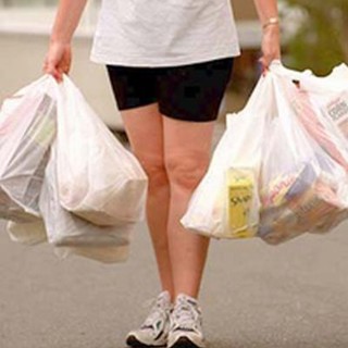 Albenga: sacchetti di plastica, addio. Ma i commercianti smaltiscono quelli in giacenza