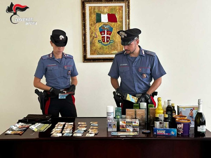 Pagano con una banconota falsa da 100 euro in un negozio di Alassio, scoperti a Diano Marina: due arresti nell’Imperiese Pagano con una banconota falsa da 100 euro in un negozio di Alassio, scoperti a Diano Marina: due arresti nell’Imperiese