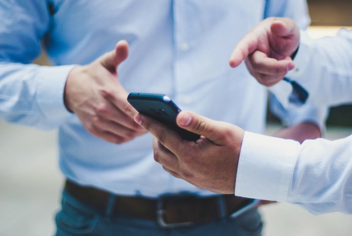 Fine estate, cresce l'attenzione per l'intrattenimento digitale serale: cosa guardano davvero gli italiani