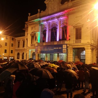 Savona, anche sotto la pioggia le sardine non mollano: musica e riflessioni in piazza Sisto (FOTO e VIDEO)