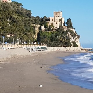 Finale, revocata l'ordinanza sindacale: spiagge libere completamente accessibili