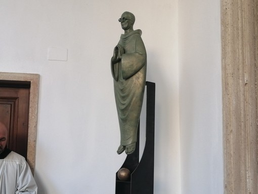 Finale, la scultura di Don Carlo trasferita definitivamente in Piazza Abbazia: la cerimonia domenica 26 maggio