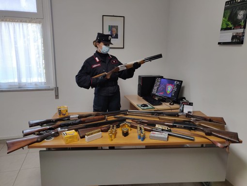 Boissano, ingente sequestro di fucili e munizioni: denunciato un pensionato (FOTO) Boissano, ingente sequestro di fucili e munizioni: denunciato un pensionato (FOTO)