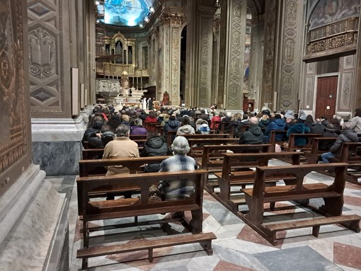 I fedeli savonesi si riuniscono in preghiera in Duomo per Papa Francesco e per la pace