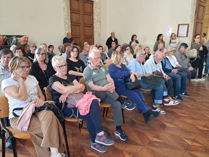 Porta porta a Savona, la protesta dei savonesi arriva in consiglio comunale. Il presidente Lirosi sospende la seduta