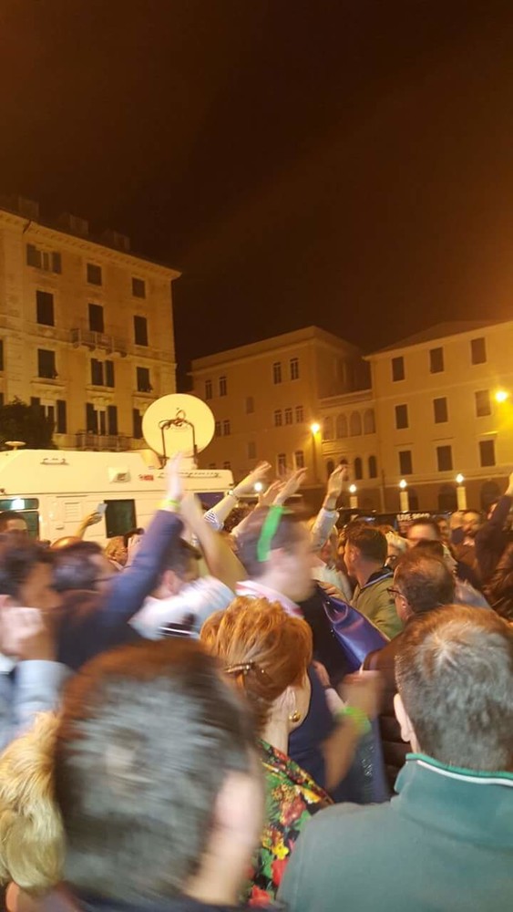 Saluto romano ad Ilaria Caprioglio neo sindaco di Savona, Iuri Patrone PD "Dichiari la sua adesione ai valori antifascisti"