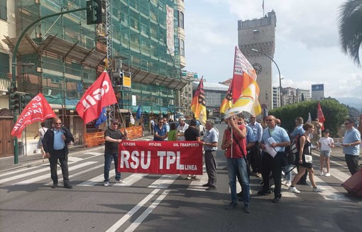 Tpl, i lavoratori incrociano le braccia per 24 ore: dalla Torretta il presidio per la sicurezza e la manutenzione dei mezzi (FOTO) Tpl, i lavoratori incrociano le braccia per 24 ore: dalla Torretta il presidio per la sicurezza e la manutenzione dei mezzi (FOTO)
