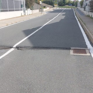 Savona, uno "scalino" di quasi 10 centimetri sull'asfalto in via Ferro. Il Comune: "Stiamo facendo le verifiche"