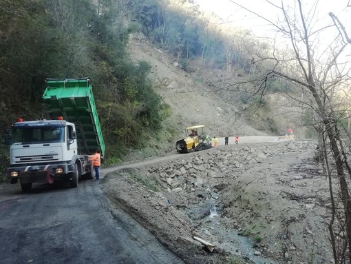 Frane ad Ellera del novembre 2019, proseguono gli interventi: asfaltata la strada in località Rossella-Corada
