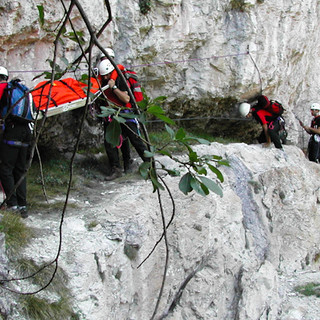 Scalatore precipita da una parete rocciosa nel finalese: accusa trauma cranico, ricoverato all’ospedale