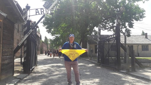 Il cerialese Stucchi sostenuto dai Fieui di Caruggi nel suo viaggio verso Auschwitz Il cerialese Stucchi sostenuto dai Fieui di Caruggi nel suo viaggio verso Auschwitz