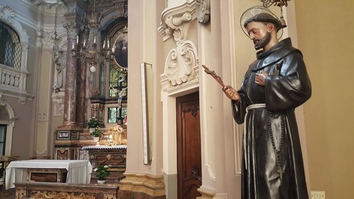 In foto statua di san Francesco e mostaccioli In foto statua di san Francesco e mostaccioli