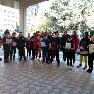 Gli studenti di Millesimo "cantano le uova" (FOTO e VIDEO)