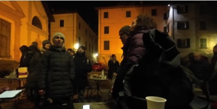 Pub di Sassello chiuso dalla Questura, sit-in di solidarietà. "La cantina dei Frati": "La vostra vicinanza ha davvero fatto la differenza"