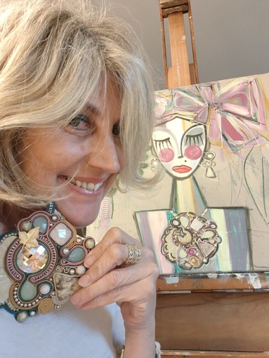 La "Regina di Fiori" alla galleria Artender di Alassio: dal 18 aprile la personale dell'artista sanremese Saskia