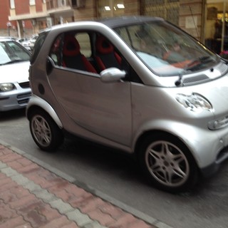 Smart danneggiata in via dottor Niccolari ad Albenga