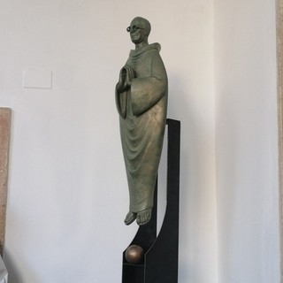 Finale, la scultura di Don Carlo trasferita definitivamente in Piazza Abbazia: la cerimonia domenica 26 maggio