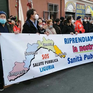 Alcuni esponenti di SOS Sanità Pubblica Liguria durante una manifestazione (immagine di repertorio)