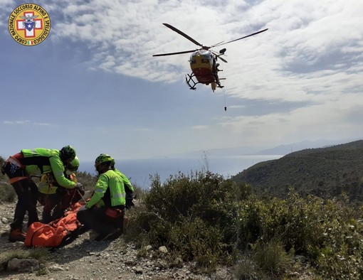 Noli, escursionista infortunata lungo il "Sentiero del Pellegrino": elisoccorso Grifo in azione (FOTO)