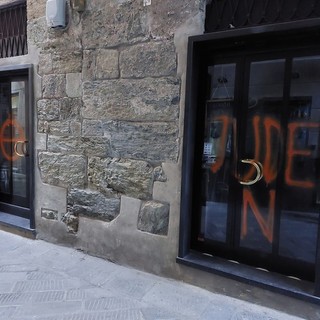 Scritte antisemite in via Pia a Savona, il giorno dopo. La titolare dell'attività: "Non sono ebrea e ho amici di tutte le religioni" Scritte antisemite in via Pia a Savona, il giorno dopo. La titolare dell'attività: "Non sono ebrea e ho amici di tutte le religioni"